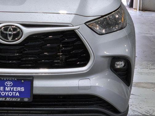 Celestial Silver Metallic 2025 Toyota Highlander LE