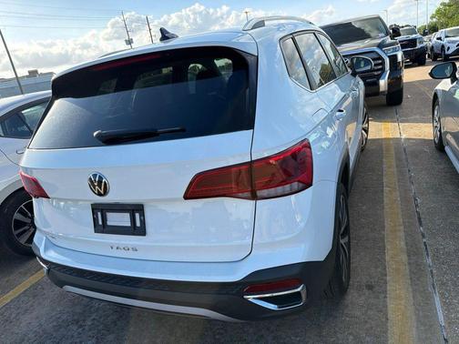 White 2024 Volkswagen Taos 1.5T SE