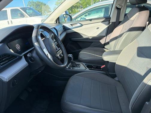 White 2024 Volkswagen Taos 1.5T SE