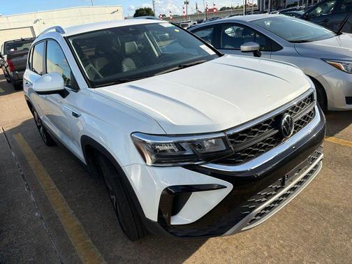 White 2024 Volkswagen Taos 1.5T SE