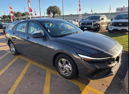 2024 Hyundai ELANTRA SE
