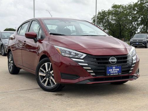 Scarlet 2025 Nissan Versa 1.6 SV