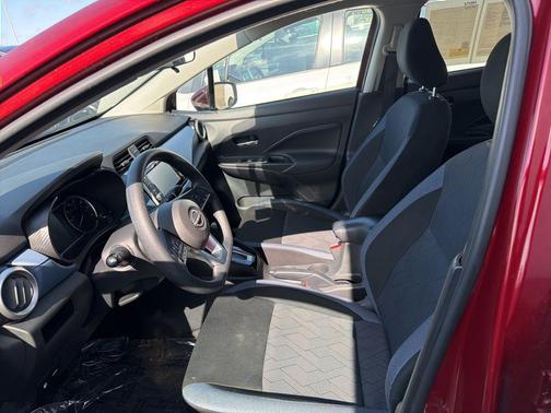 Scarlet 2025 Nissan Versa 1.6 SV