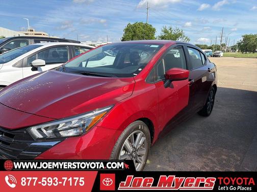 Scarlet 2025 Nissan Versa 1.6 SV