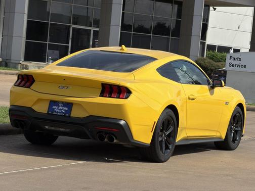 Yellow Splash Metallic Tri-coat 2024 Ford Mustang GT