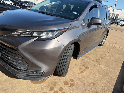 2021 Toyota Sienna LE