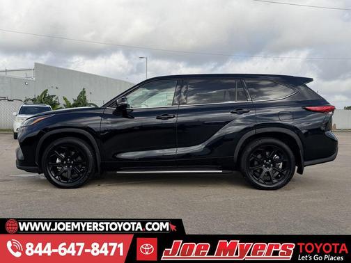 Midnight Black Metallic 2022 Toyota Highlander LE