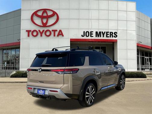 2024 Nissan Pathfinder Platinum FWD