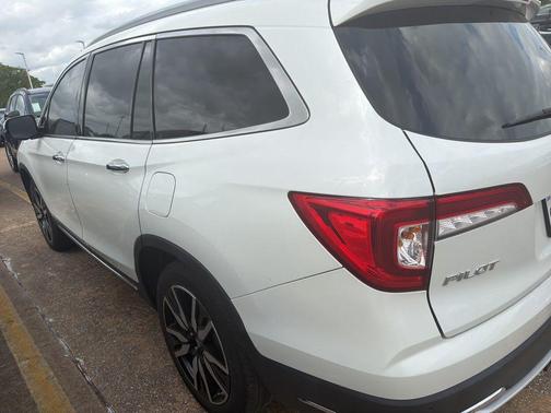 Platinum White Pearl 2022 Honda Pilot Touring 8-Passenger
