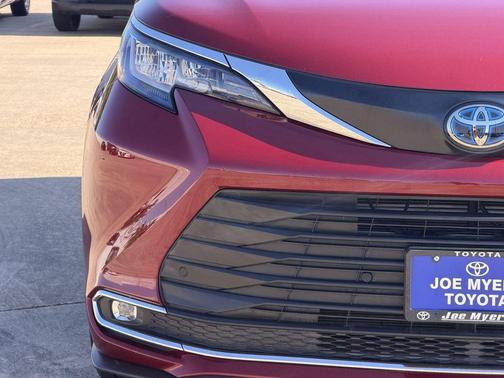 Pearl 2022 Toyota Sienna XLE