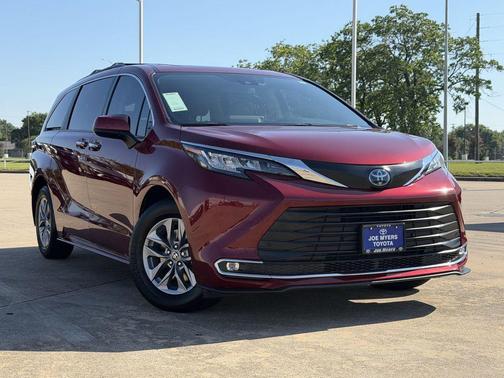 Pearl 2022 Toyota Sienna XLE