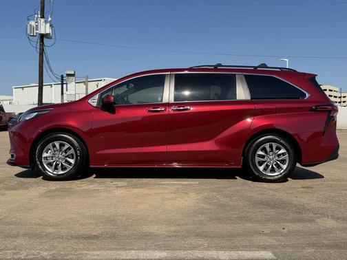 Pearl 2022 Toyota Sienna XLE