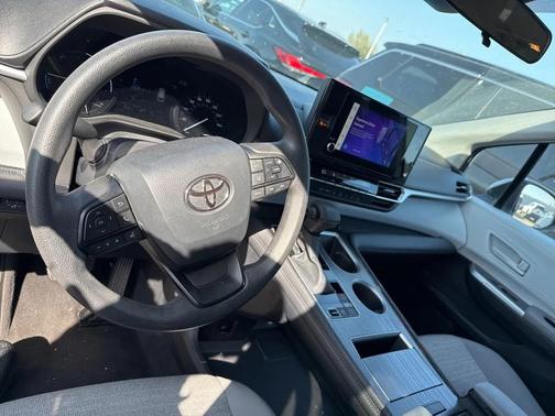 2025 Toyota Sienna LE