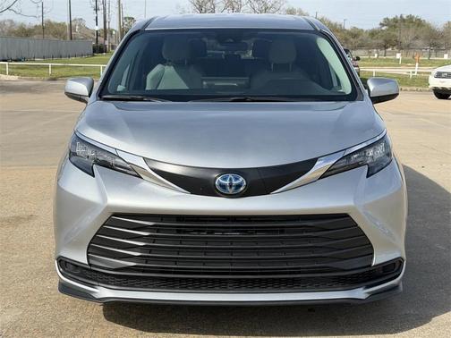 2025 Toyota Sienna LE