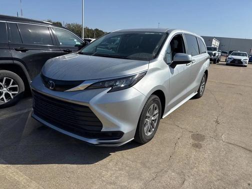 2025 Toyota Sienna LE