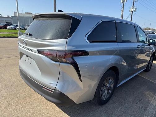 2025 Toyota Sienna LE