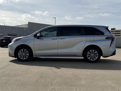 2025 Toyota Sienna LE