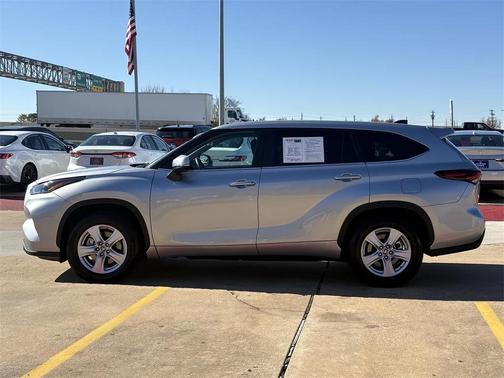 2025 Toyota Highlander LE