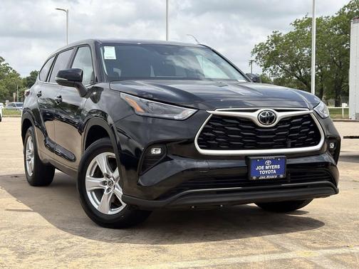 Midnight Black Metallic 2025 Toyota Highlander LE