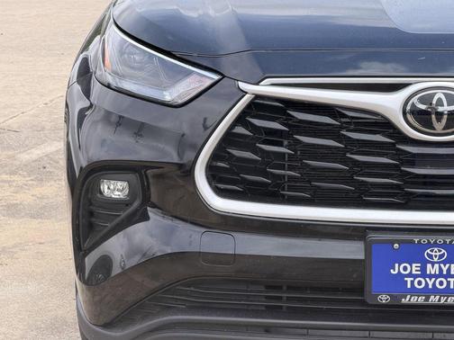 Midnight Black Metallic 2025 Toyota Highlander LE