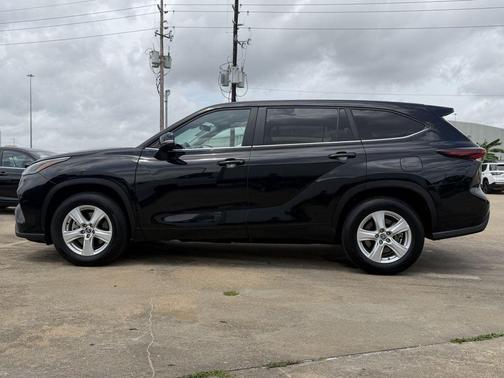 Midnight Black Metallic 2025 Toyota Highlander LE