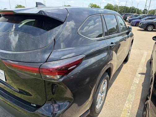 Midnight Black Metallic 2025 Toyota Highlander LE