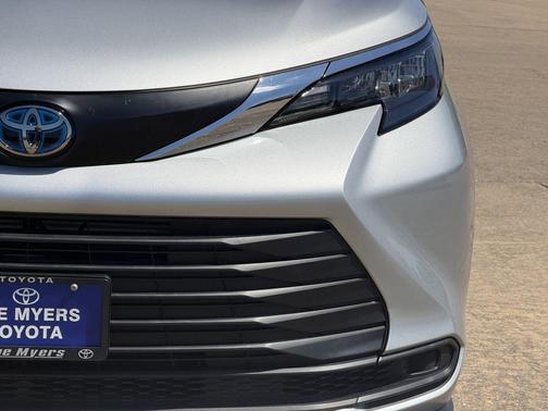 Celestial Silver Metallic 2025 Toyota Sienna LE