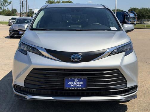 Celestial Silver Metallic 2025 Toyota Sienna LE
