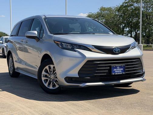 Celestial Silver Metallic 2025 Toyota Sienna LE