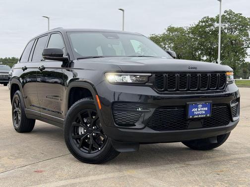 Diamond Black Crystal Pearlcoat 2025 Jeep Grand Cherokee Altitude