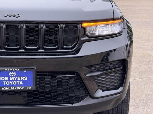 Diamond Black Crystal Pearlcoat 2025 Jeep Grand Cherokee Altitude