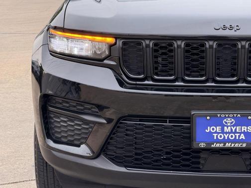 Diamond Black Crystal Pearlcoat 2025 Jeep Grand Cherokee Altitude