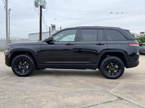 Diamond Black Crystal Pearlcoat 2025 Jeep Grand Cherokee Altitude