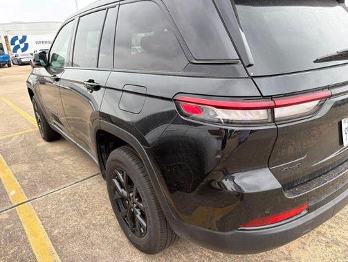 Diamond Black Crystal Pearlcoat 2025 Jeep Grand Cherokee Altitude