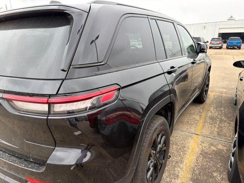 Diamond Black Crystal Pearlcoat 2025 Jeep Grand Cherokee Altitude