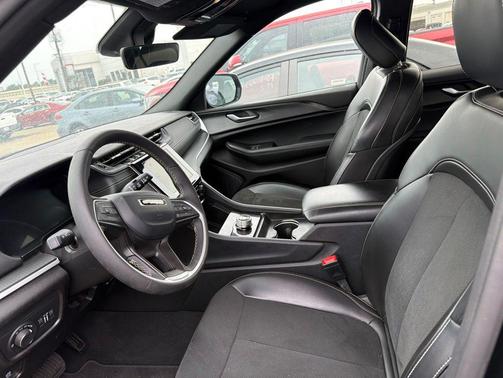 Diamond Black Crystal Pearlcoat 2025 Jeep Grand Cherokee Altitude