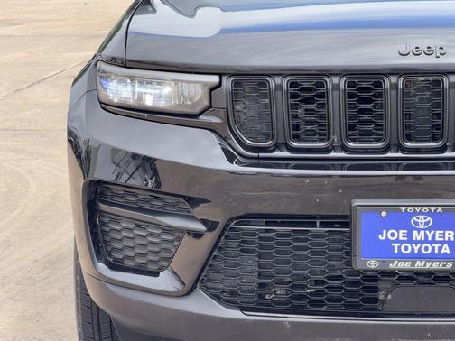 Diamond Black Crystal Pearlcoat 2025 Jeep Grand Cherokee Altitude