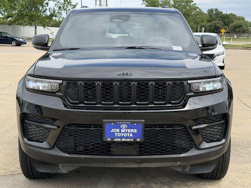 Diamond Black Crystal Pearlcoat 2025 Jeep Grand Cherokee Altitude