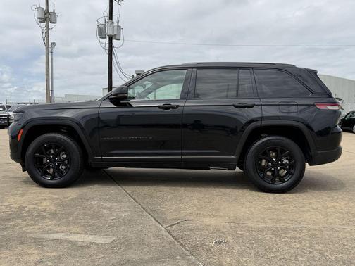 Diamond Black Crystal Pearlcoat 2025 Jeep Grand Cherokee Altitude
