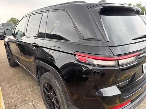 Diamond Black Crystal Pearlcoat 2025 Jeep Grand Cherokee Altitude