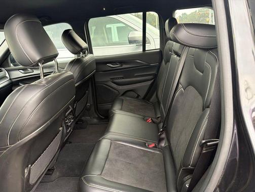 Diamond Black Crystal Pearlcoat 2025 Jeep Grand Cherokee Altitude