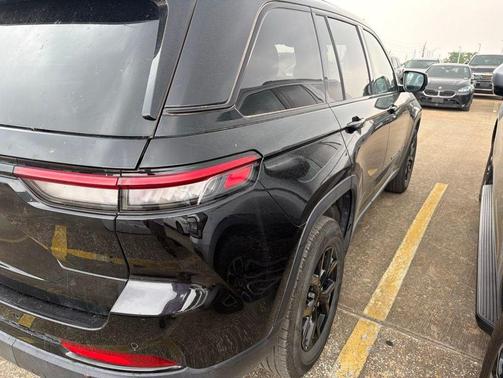 Diamond Black Crystal Pearlcoat 2025 Jeep Grand Cherokee Altitude