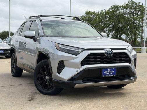 Silver Sky Metallic 2022 Toyota RAV4 Hybrid SE