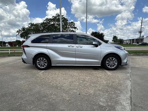 2021 Toyota Sienna LE