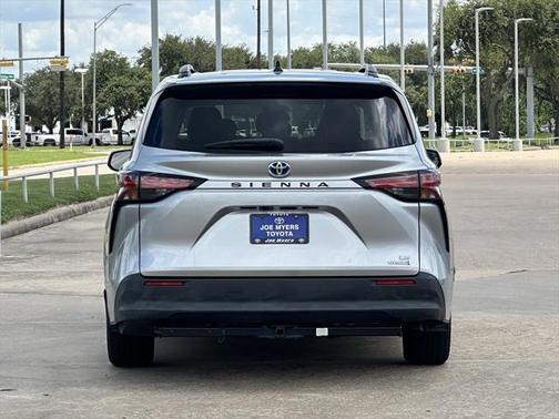 2021 Toyota Sienna LE