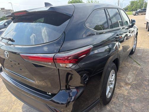 Midnight Black Metallic 2025 Toyota Highlander LE