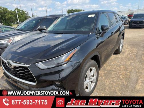 Midnight Black Metallic 2025 Toyota Highlander LE