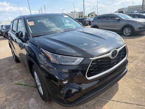 Midnight Black Metallic 2025 Toyota Highlander LE