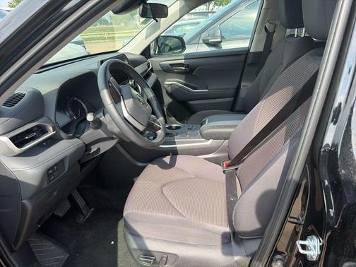 Midnight Black Metallic 2025 Toyota Highlander LE