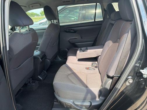 Midnight Black Metallic 2025 Toyota Highlander LE